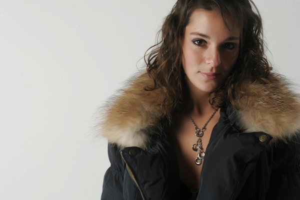 Comment choisir des bijoux en céramique pour une tenue artistique?