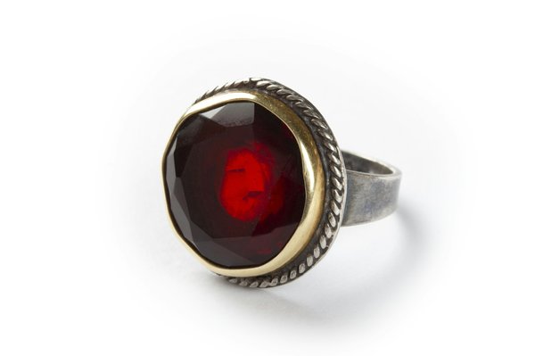 Comment choisir une bague en grenat : guide complet à suivre